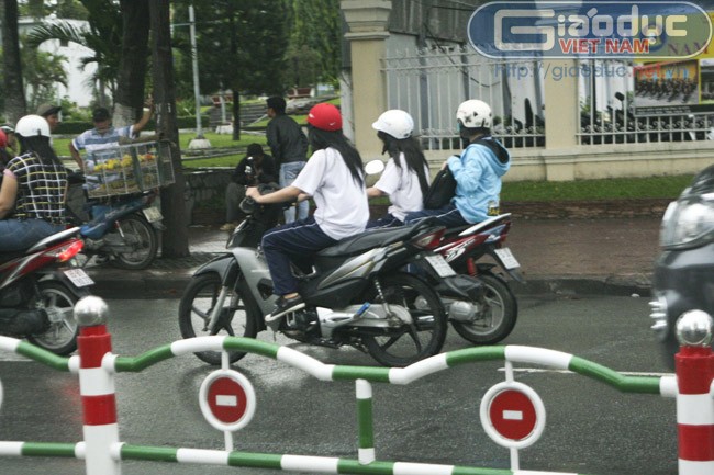 Chạy xe dàn hàng ngang, học sinh trường THPT Võ Thị Sáu. >> ĐẦU NĂM HỌC MỚI, HỌC SINH THỦ ĐÔ ĐÙA VỚI TỬ THẦN